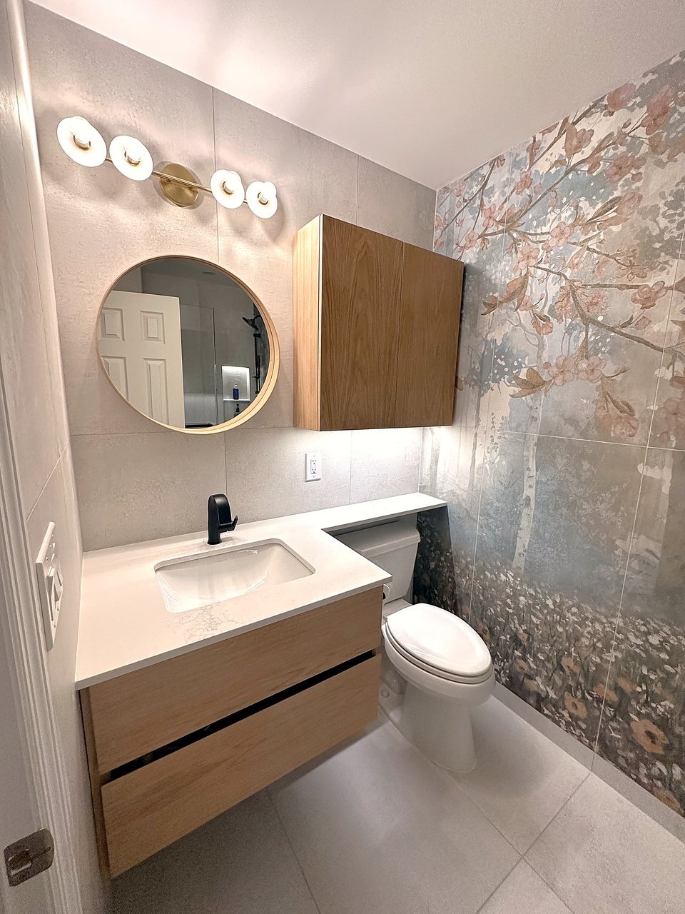 Walk-in shower with stone detailing