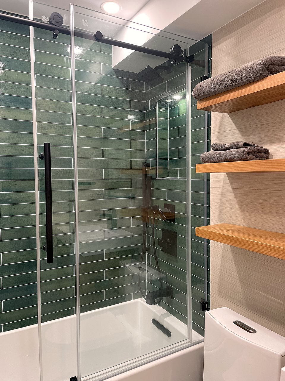 Elegant bath with warm metals