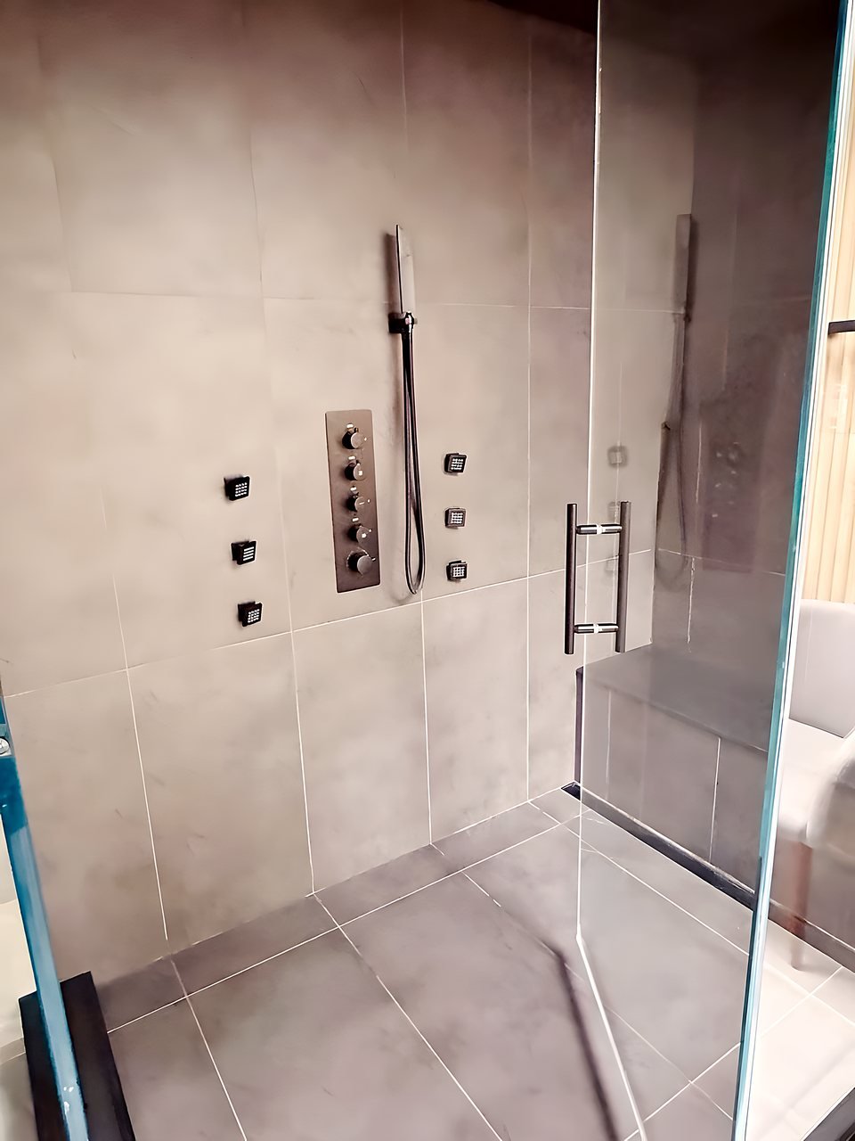 Glass walk-in shower with digital smart controls