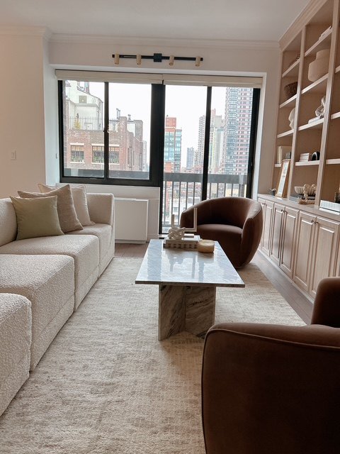 A living room looking out to the Manhattan skyline